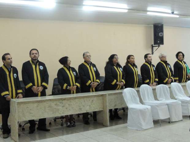 Acadêmicos durante a execução do hino de Jaboatão