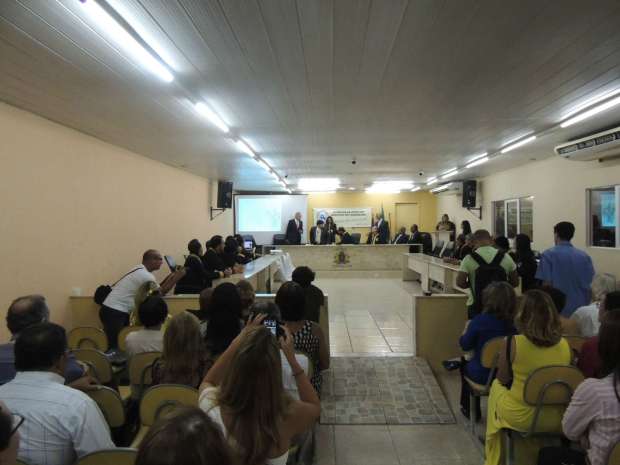 Câmara dos Vereadores lotada durante a solenidade de Fundação da ALJG