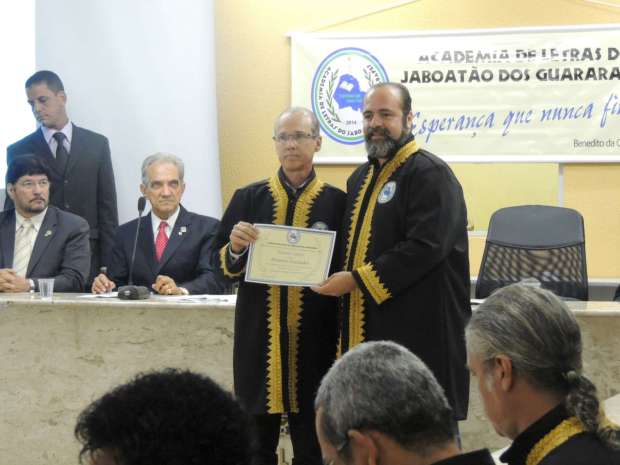 O Presidente da ALJG entrega o diploma ao acadêmico e vice Natanael Lima Jr