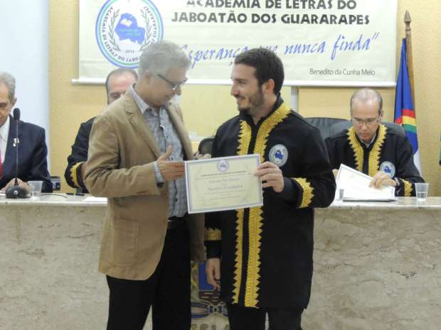 O prefeito Elias Gomes entrega o diploma ao acadêmico Anderson Paes Barretto